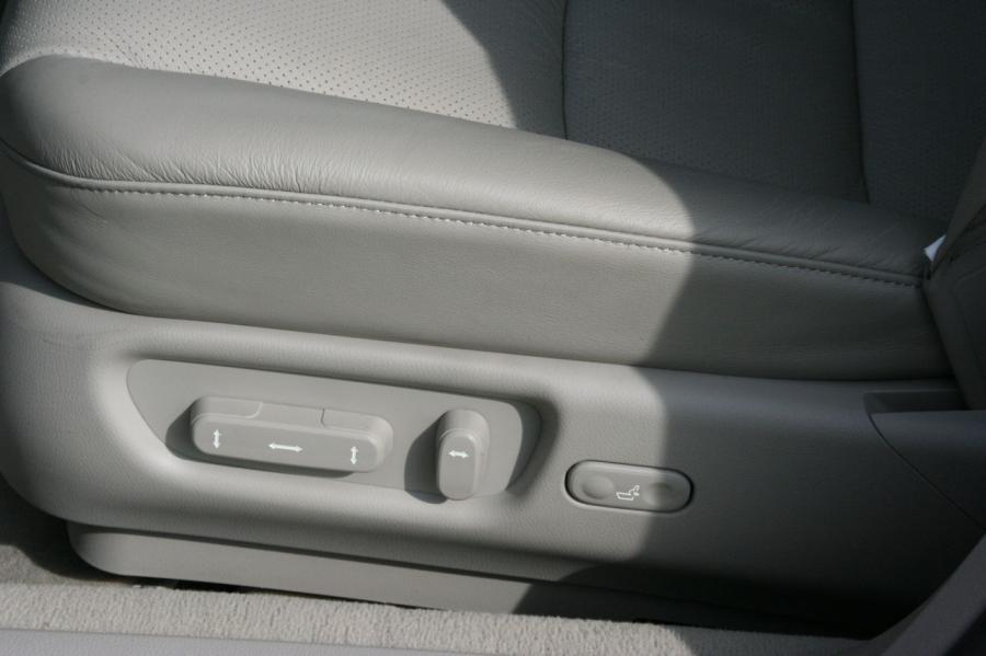Детали интерьера Acura RL 2008 года  (фото 54 из 85)